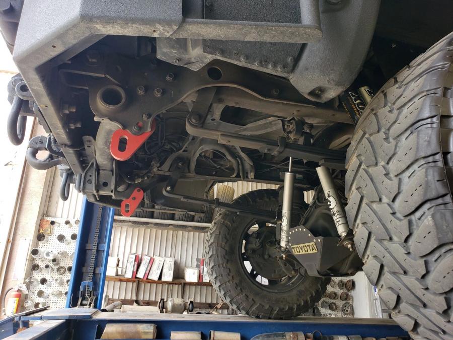 Днище и подвеска Toyota Tundra CrewMax 4x4 Zombie Apocalypse 2013 года  (фото 423 из 461)